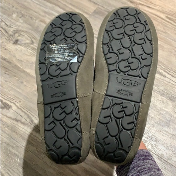 New UGG Men’s Gray Ascot Suede Slippers